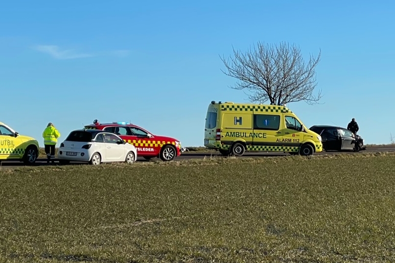 Bilist bragt p� hospitalet efter p�k�rsel af tr�