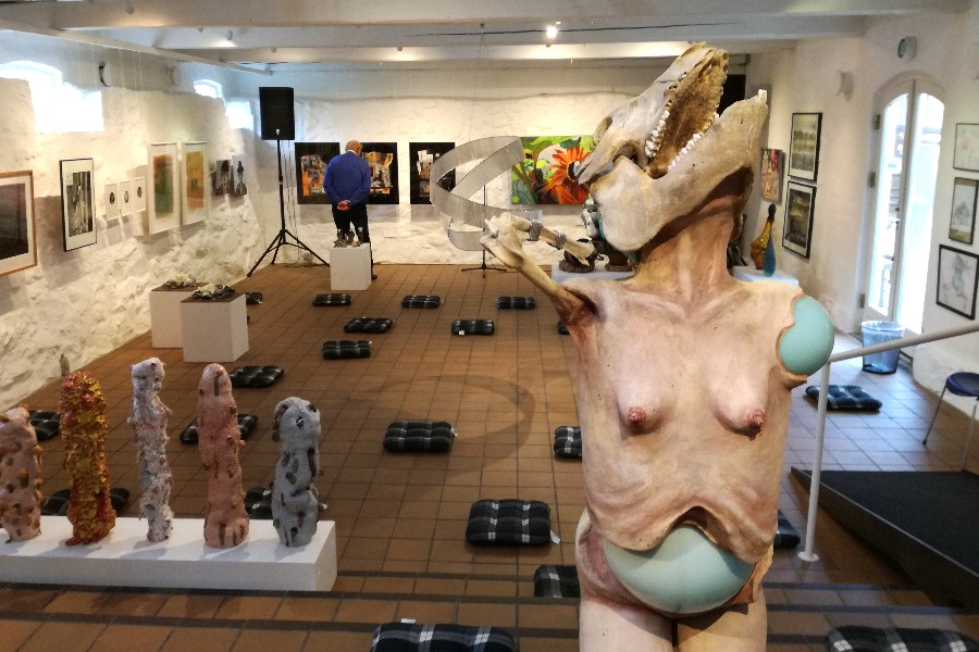 Udstilling med 24 kunstnere i Svaneke