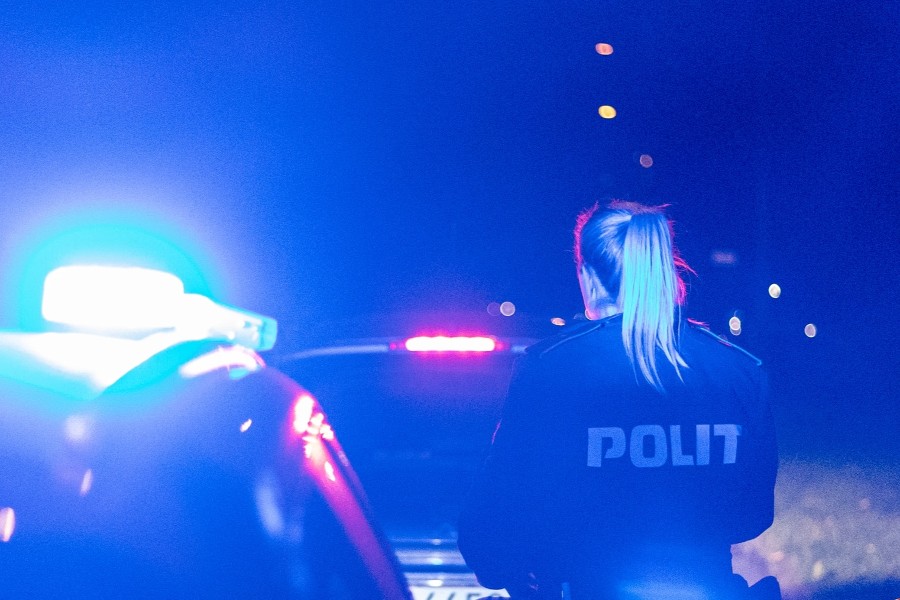 Bil med unge påkørte mur i Snogebæk