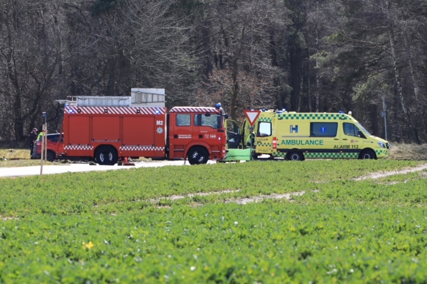 To biler i frontalt sammenst�d p� Strandvejen