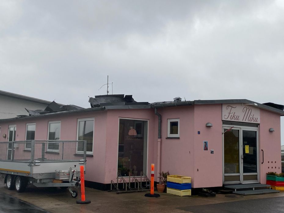 Dele af taget bl�ste af caf� i Nex�