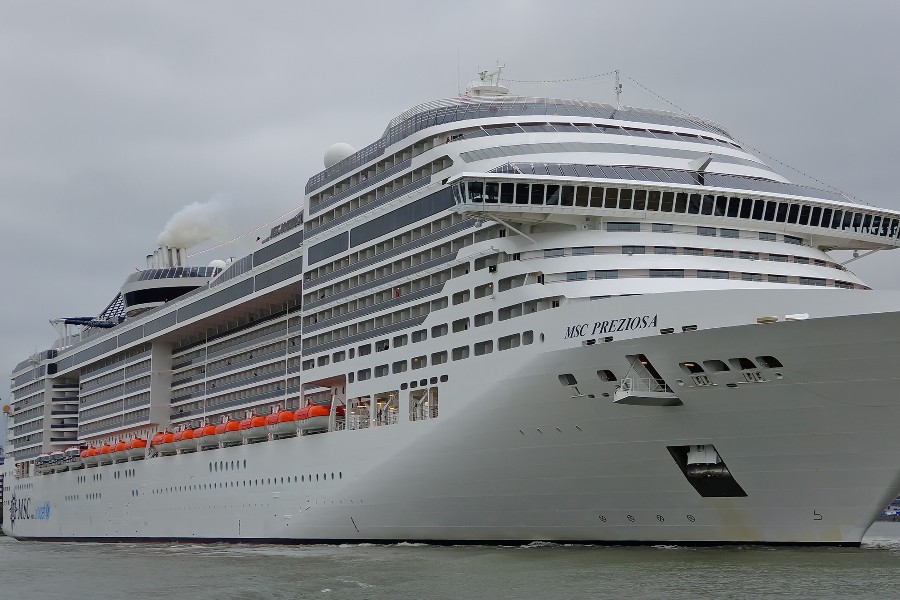 Stort krydstogtskib anl�ber R�nne