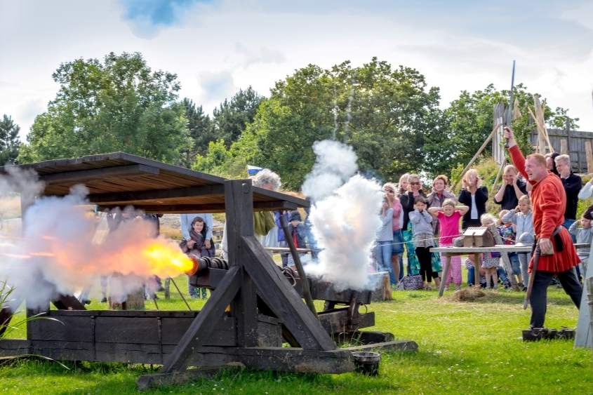 Middelaldercenter �bner med brag af familiedag