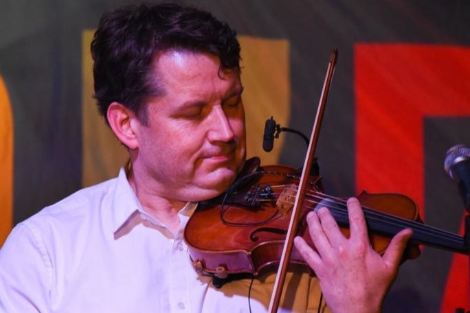 Kendt jazzviolinist g�ster Svaneke