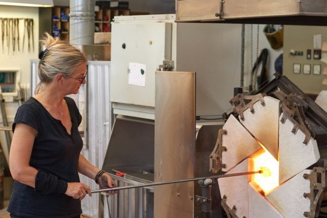 Glaspusters overskud mere end halveret