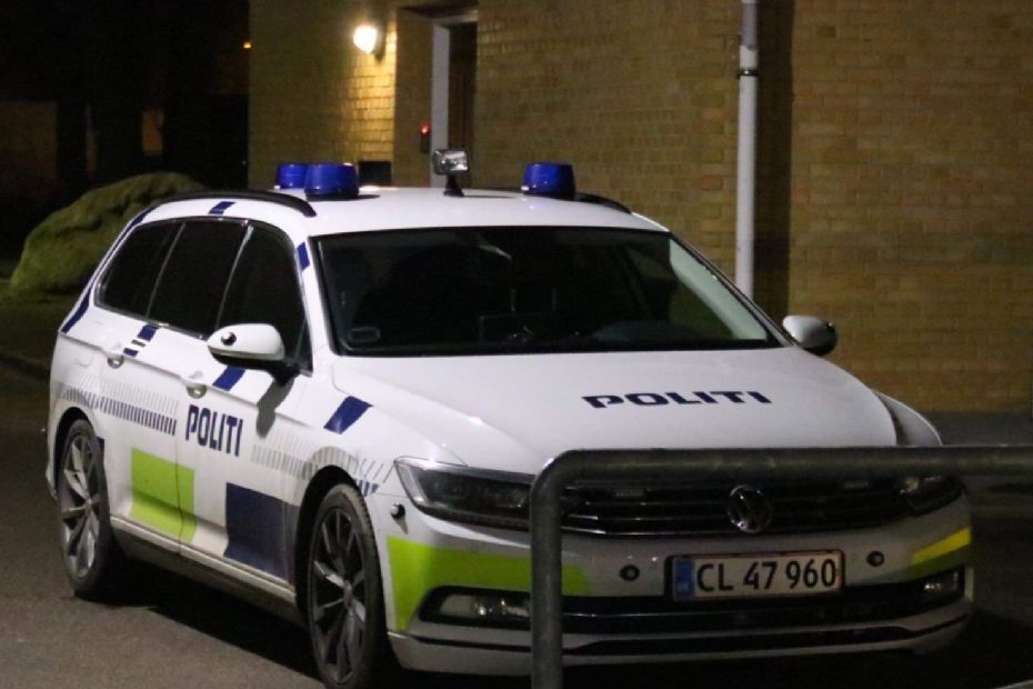 Ville kaste urtepotte gennem vindue