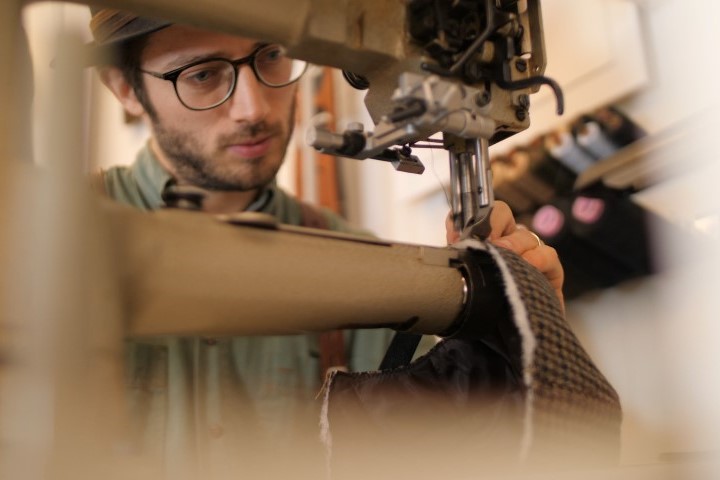 Fjer i hatten til kasketmager i Olsker