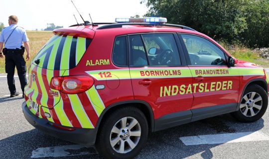 Efterladt grillsted i vandkanten