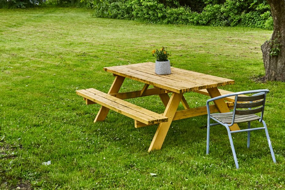 Haveforening f�r infotavler og b�nke