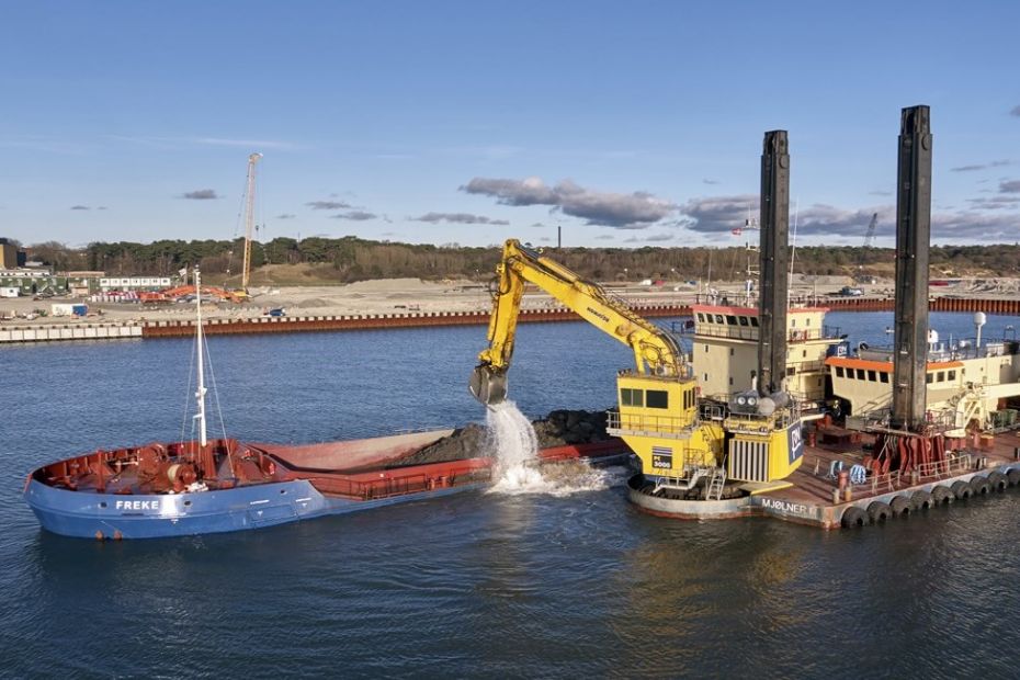 Forurenet jord fra R�nne Havn dumpes i �sters�en