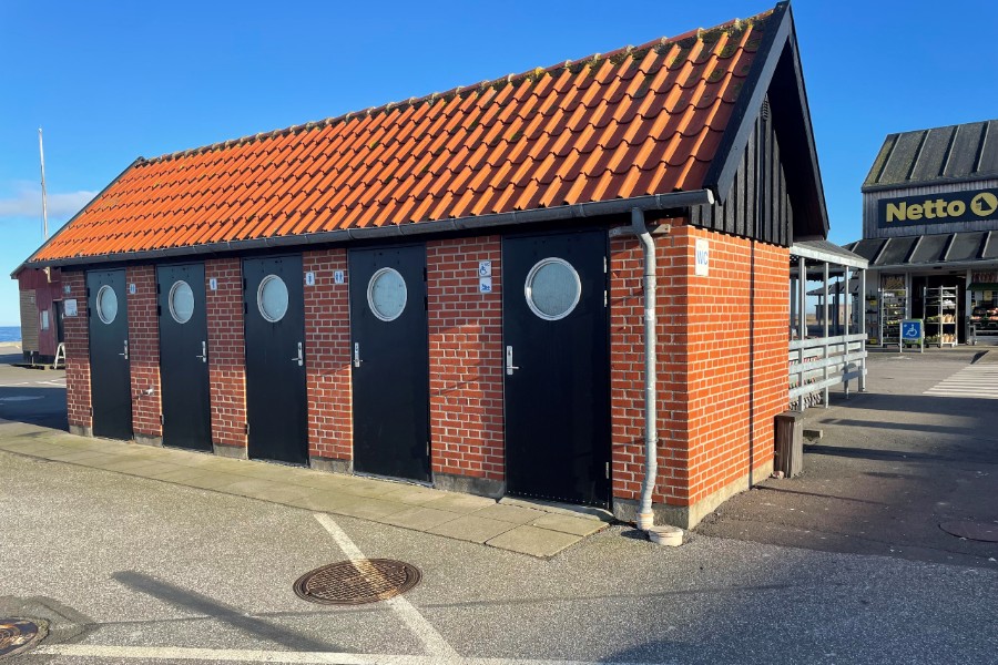 Lukker offentlige toiletter