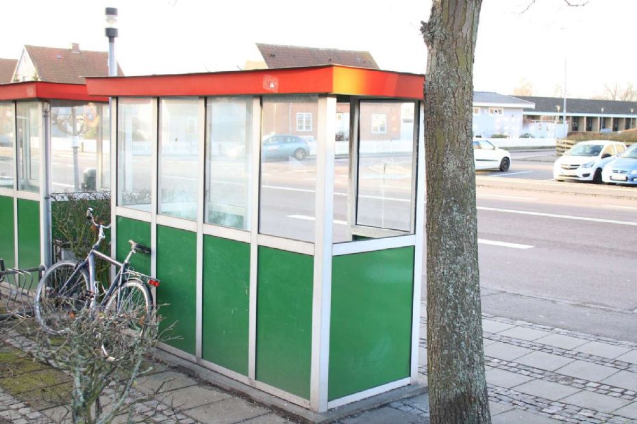 Ruder i busskur i R�nne spr�ngt i stykker