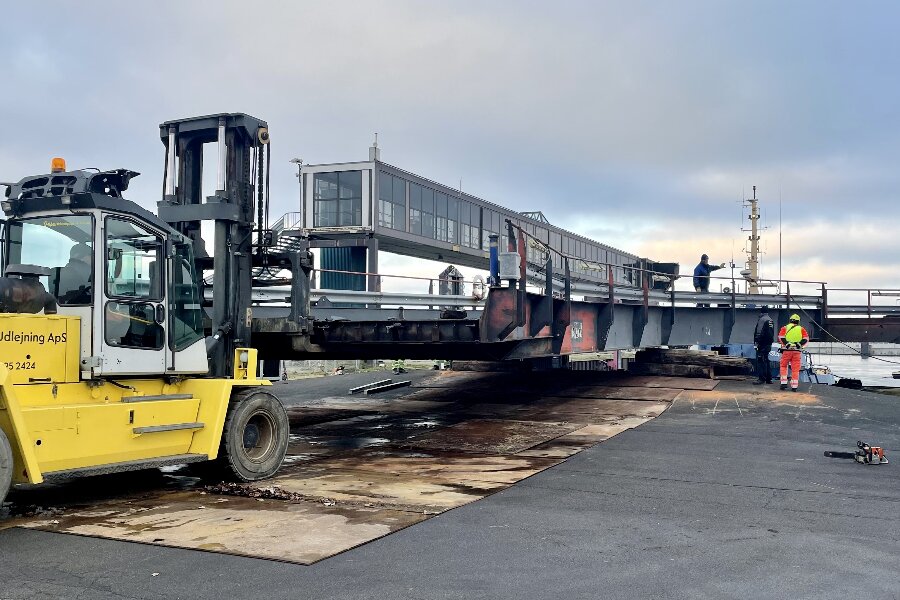 Carlsbroen i R�nne bliver revet ned