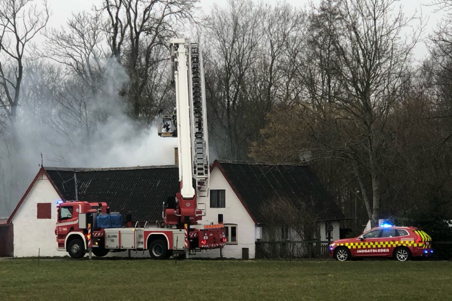 Brand i skorsten p� landejendom