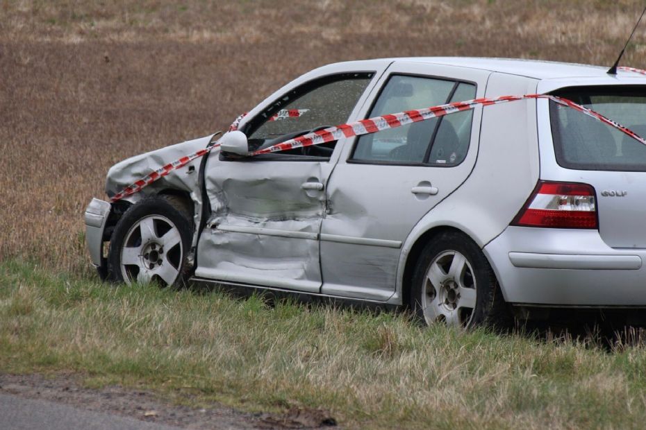 To biler st�dte sammen ved Svaneke