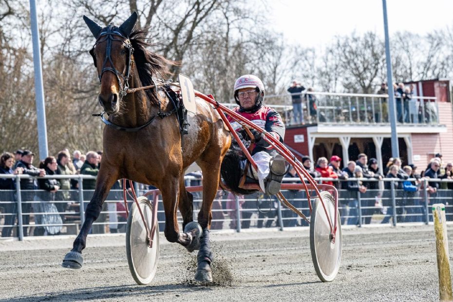 Favorit p� travbanen i forg�rs forlader �en