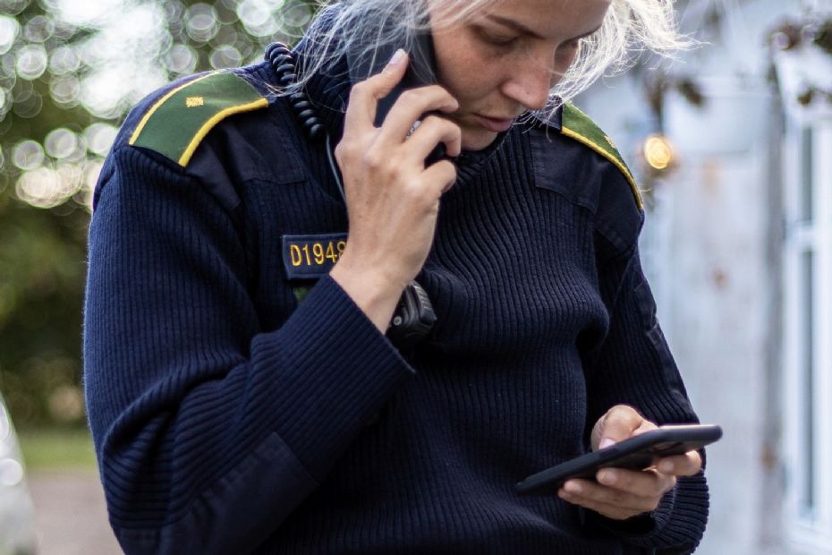 Bilist talte i mobiltelefon