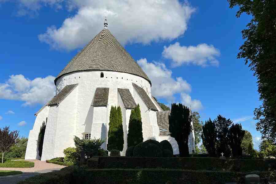 Middelalderfolk viser rundt i rundkirke