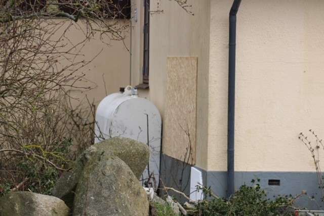 Spritbilist ramte hus og slog stort hul i facaden