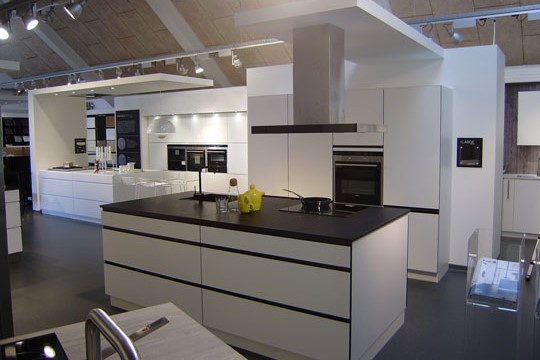 Kvik-butik i R�nne lukker