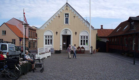 R�de tal hos Raadhuzet i Aakirkeby