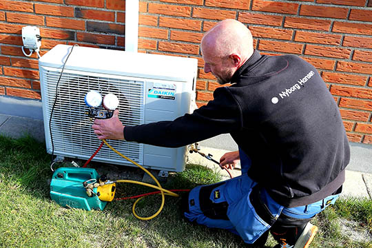 Nyborg Hansen l�fter bundlinjen