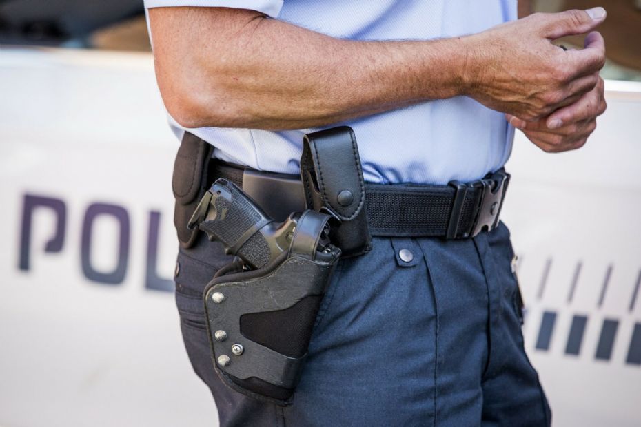 Mand truede med store knive