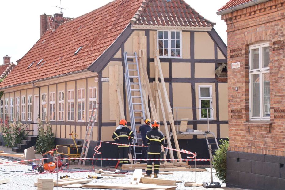 Husv�g i Storegade i R�nne i fare for at v�lte