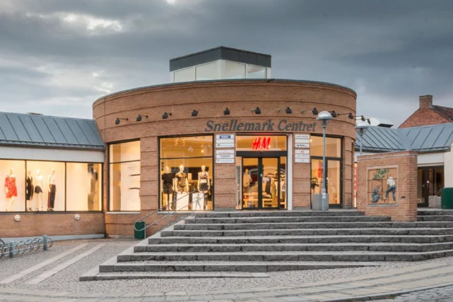 Kvinde anklages for vold mod butiksansat