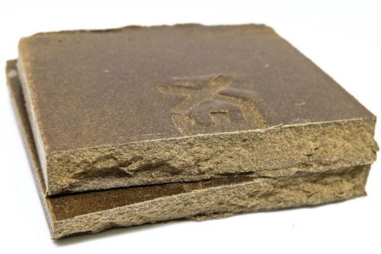 Kvinde tiltalt for at indsmugle hash