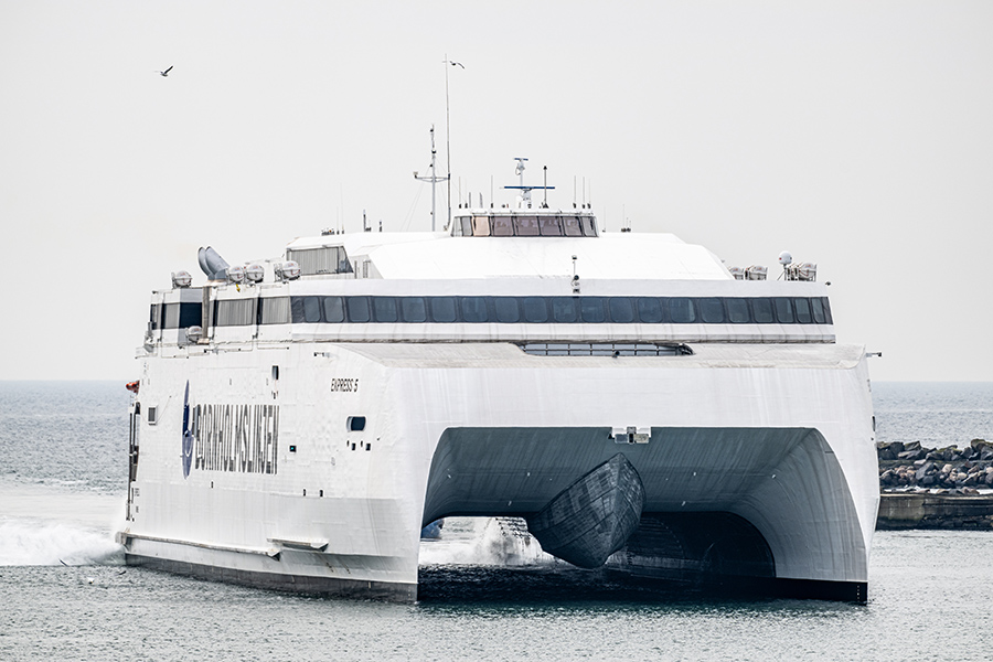 Express 5 f�rst i havn over midnat