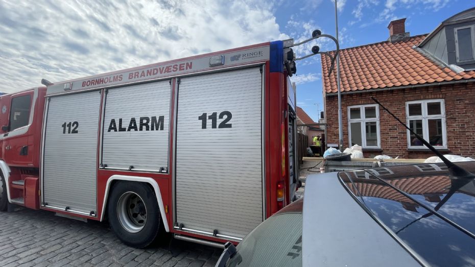 Brand i skur t�t p� hus