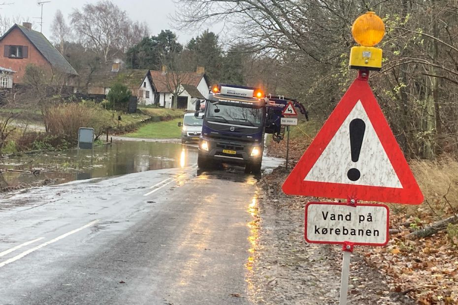 Vej oversv�mmet i Sorthat-Muleby