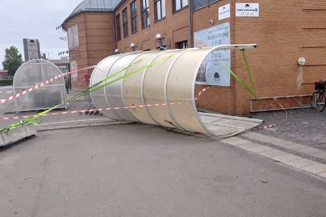 Stormen v�ltede tr�er, skur og en husgavl