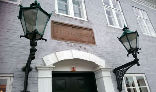 B�de for at k�re beruset p� ulovlig knallert