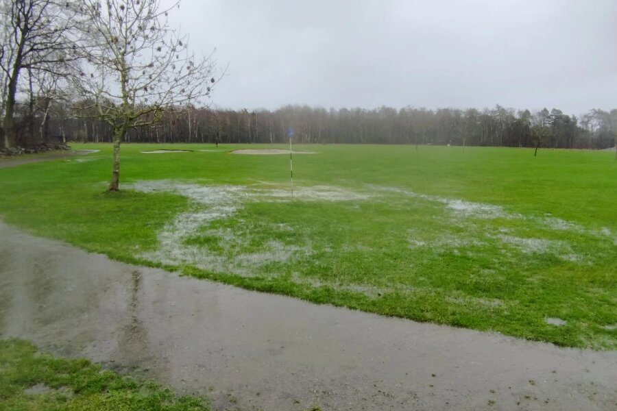 Golfbane lukket p� grund af vand