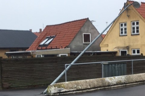 Efterlyser vidner til p�k�rsel af lysmast i R�nne