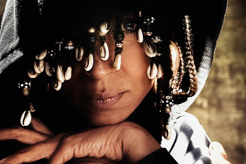 Karen Mukupa g�ster Musikhuset i R�nne