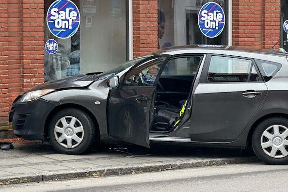 Biluheld i R�nne: Mand k�rte ind i murstenspille