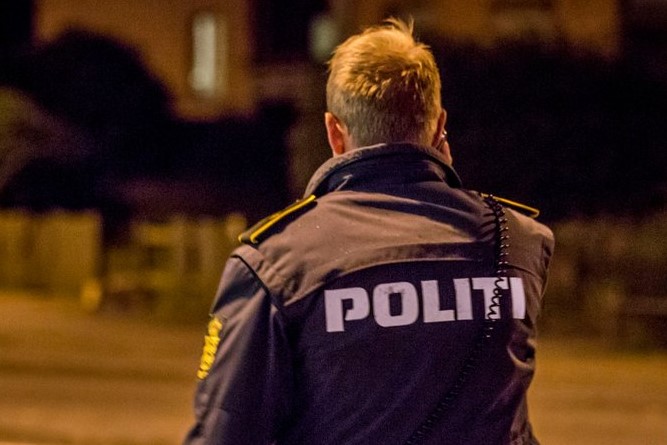 15-�rig dreng sigtet for groft h�rv�rk mod bus