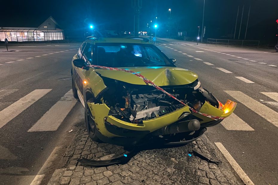 Bilist p�k�rt af bil og ramte lyssignal i R�nne