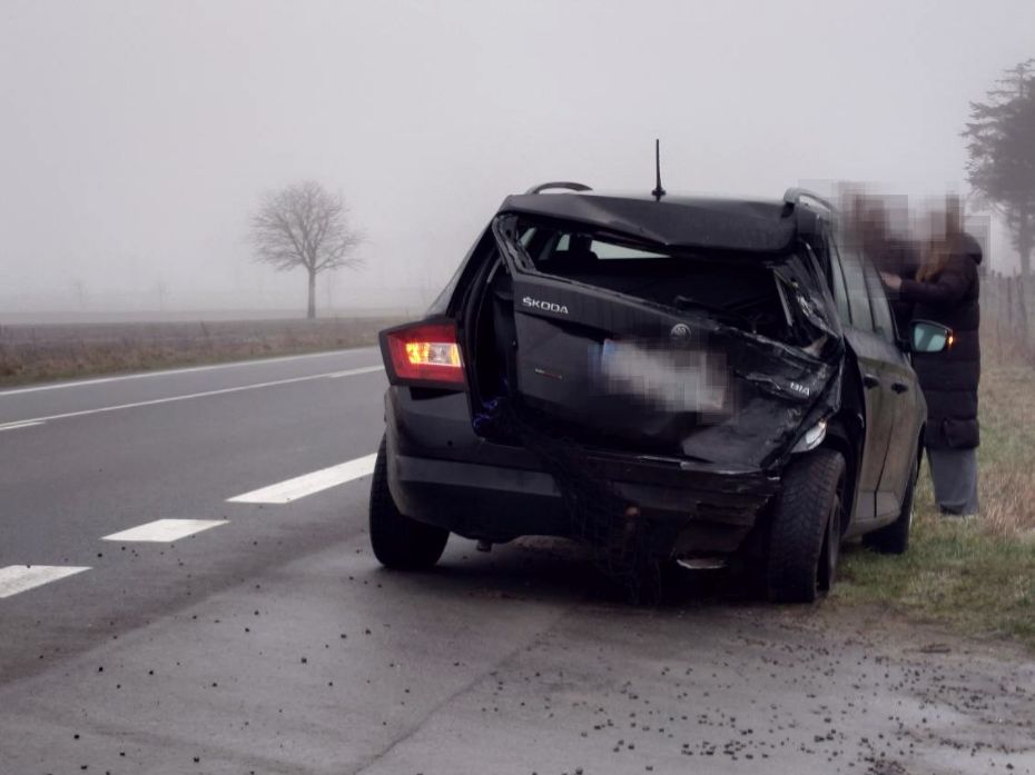 Varebil ramte personbil bagfra i Knudsker