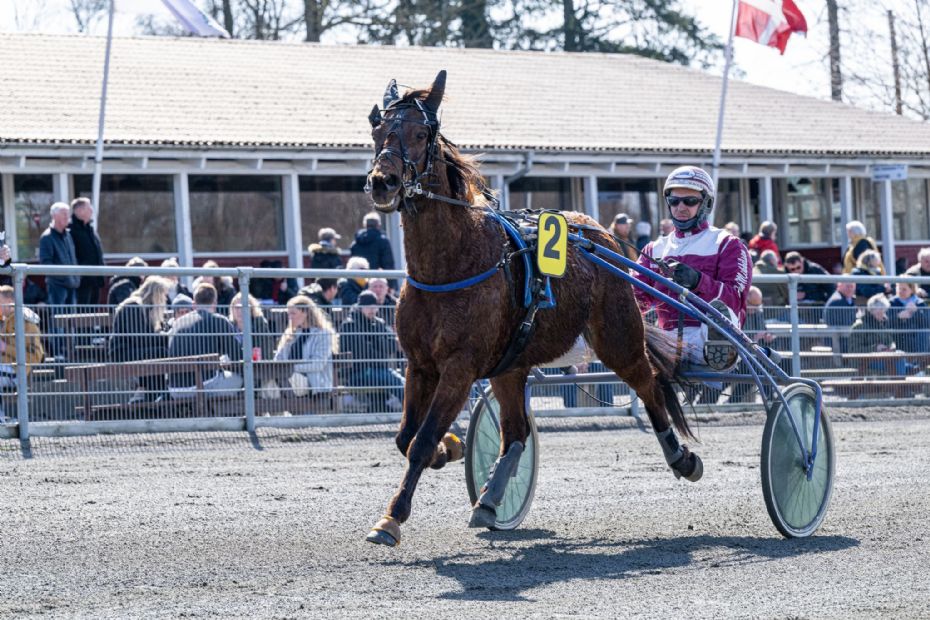 Fantastisk felt �bner travs�sonen