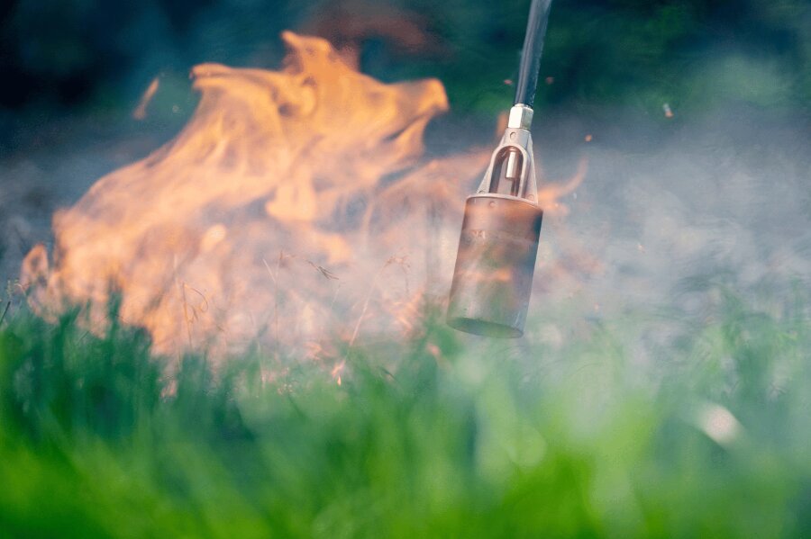 Pas p� med ukrudtsbr�nderen i for�rssolen