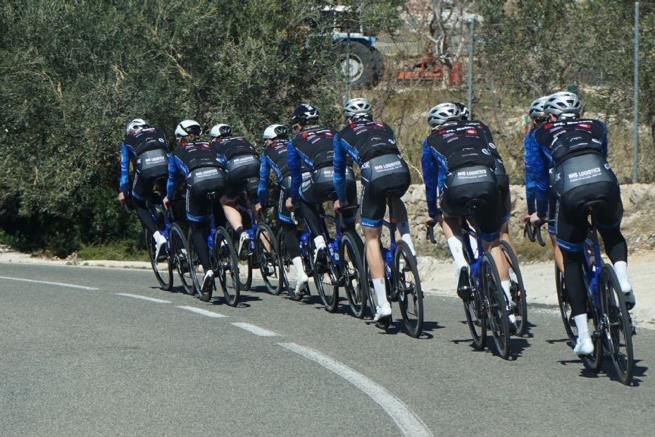 Cykelhold stiller til start i stort l�b i Holland