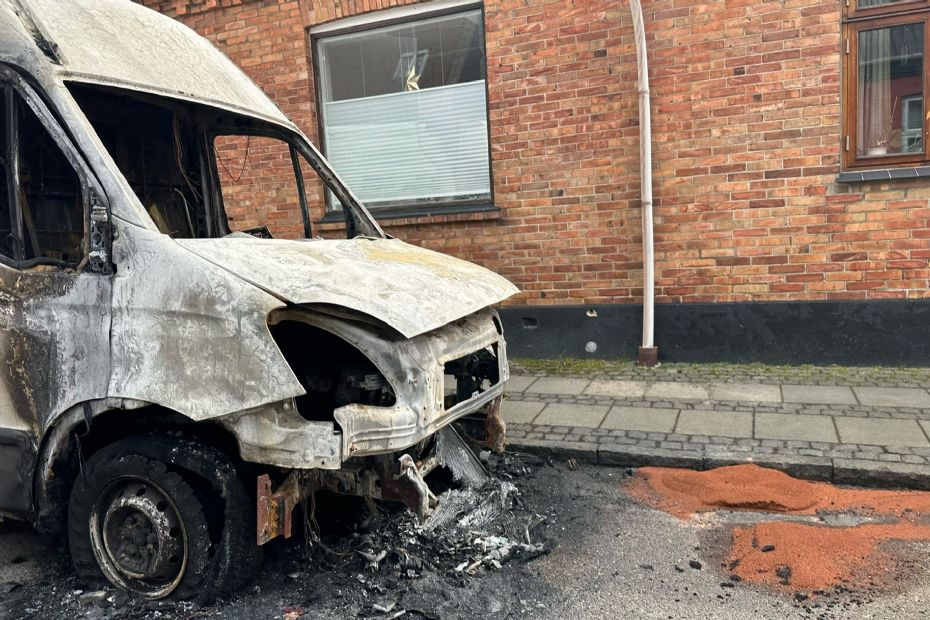 Brand i varebil for�rsagede skader i R�nne