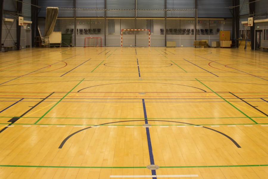 Lukning af Klemensker Hallen i spil