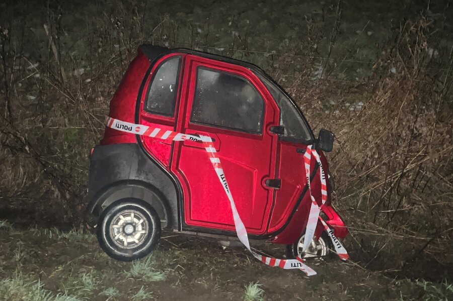 �ldre mand i kabinescooter k�rte i gr�ften