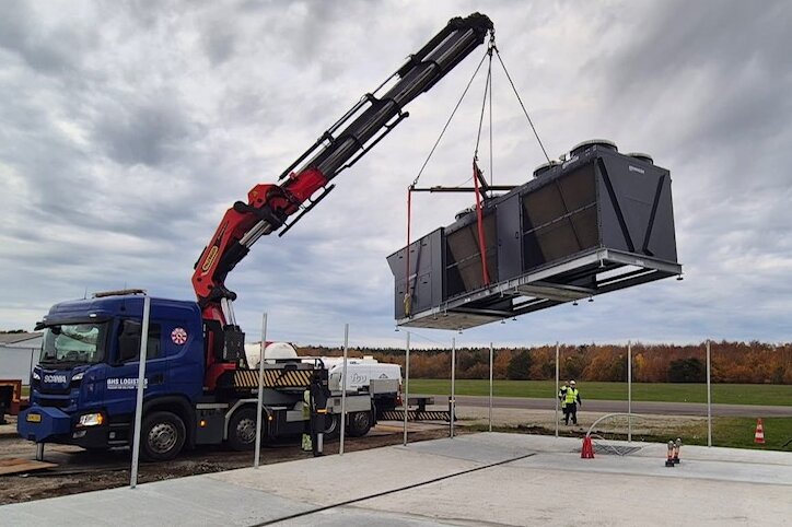 Stor varmepumpe sikrer grøn varme til lufthavnen