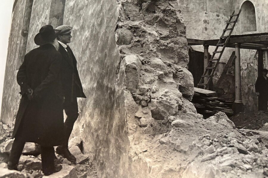 Fotografier fra nedrivningen af R�nnes kirke